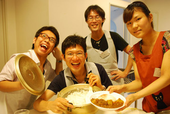 班のメンバーで作ったカレーと一緒に