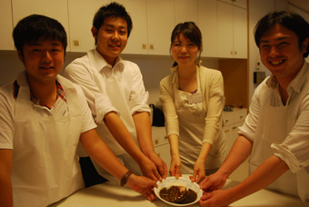 班のメンバーで作ったカレーと一緒に