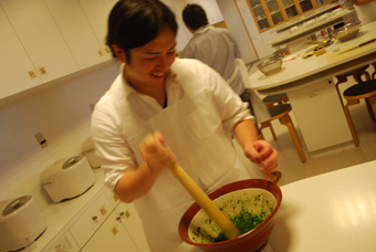 班のメンバーで作ったカレーと一緒に