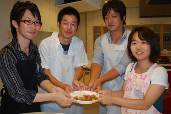 班のメンバーで作ったカレーと一緒に