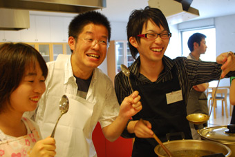 班のメンバーで作ったカレーと一緒に