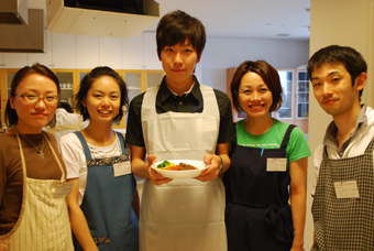 班のメンバーで作ったカレーと一緒に